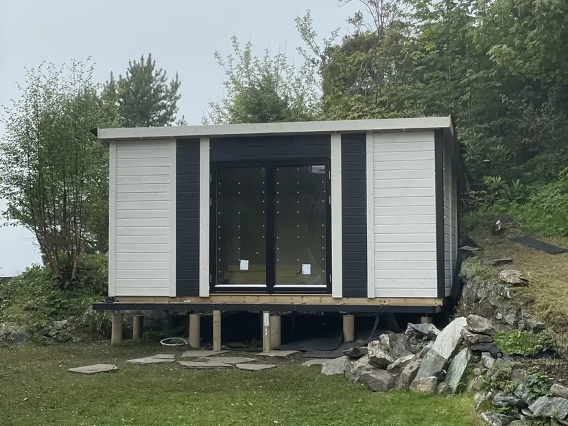 Mindre bygg ferdigstilt på pilarer i kupert terreng