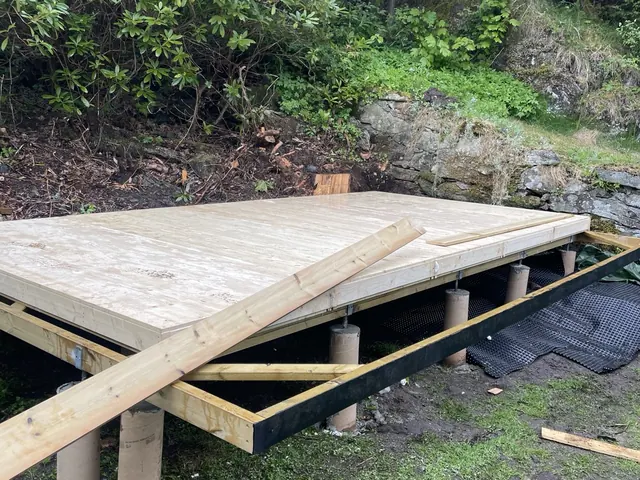 Fundament og gulvoppbygging på pilarer i kupert terreng