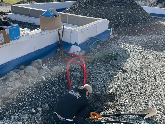 Rørlegger fra Lund Rør legger vann- og avløpsrør i åpen grøft med pukk som fundament